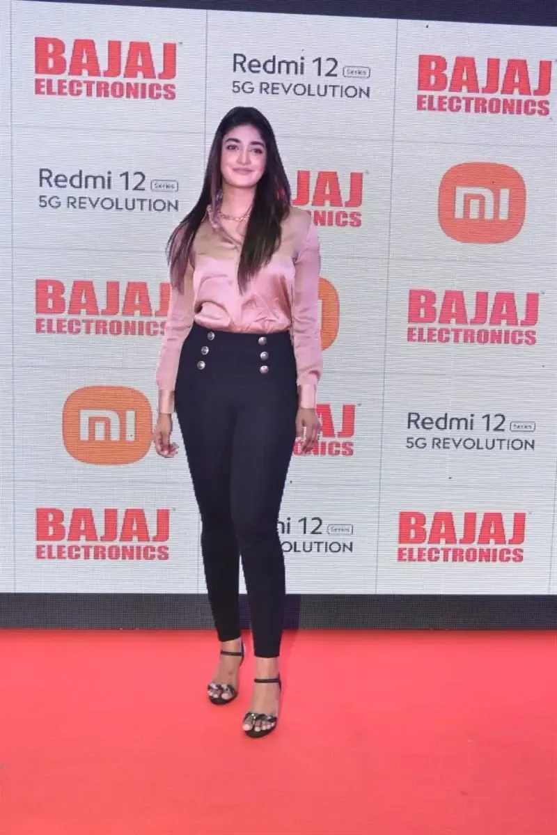 TELUGU ACTRESS DIMPLE HAYATHI LAUNCHED NEW REDMI 12 5G MOBILE 3